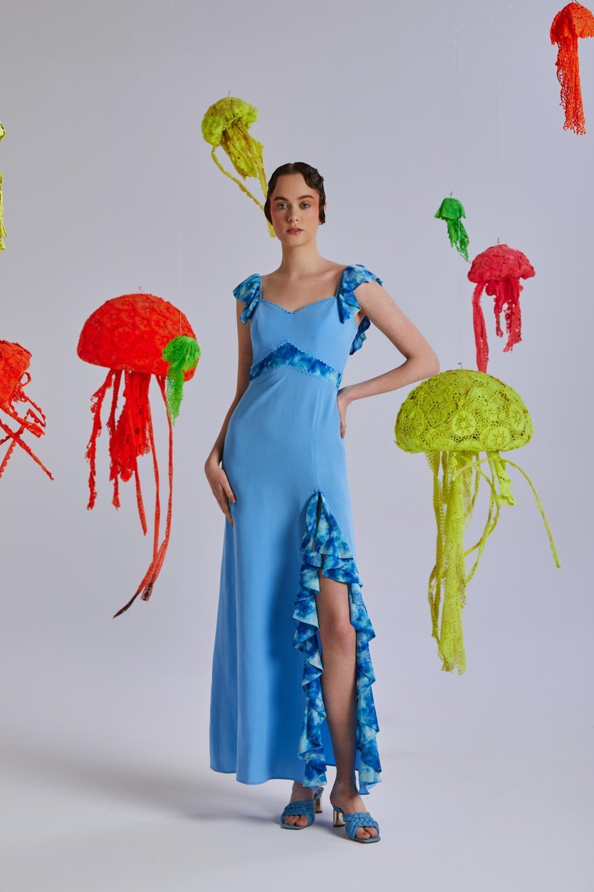 Davis Deniz Mavisi, Askılı, Fırfırlı, Öpücük Yaka Yazlık Uzun, Yırtmaçlı Tül Detaylı Keten Elbise