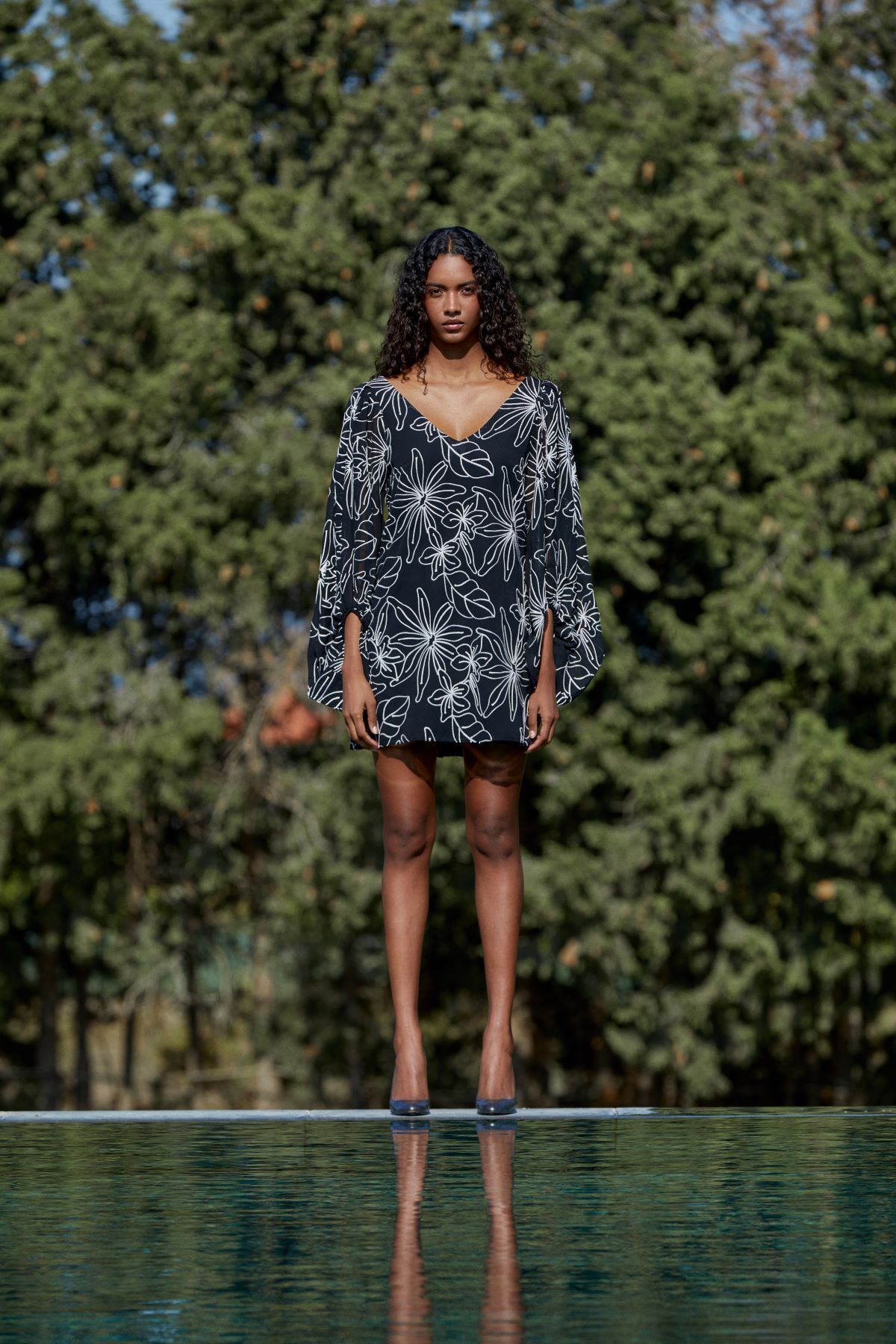 Suna, Siyah Çiçek Desenli Elbise