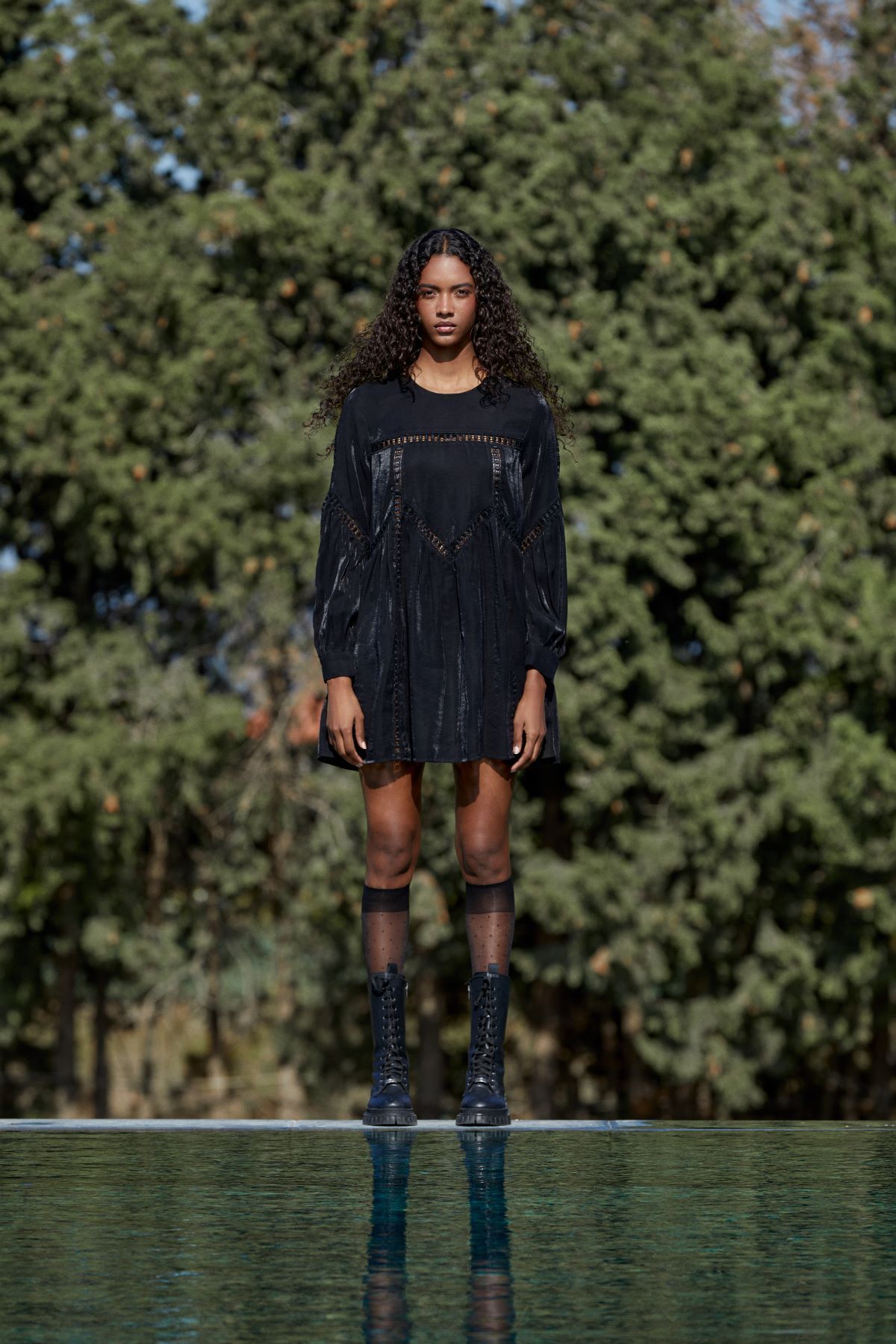 Siyah Parlak Kumaş Dantel Detaylı Elbise